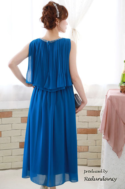 ブルーのビジュー付きプリーツロングドレス