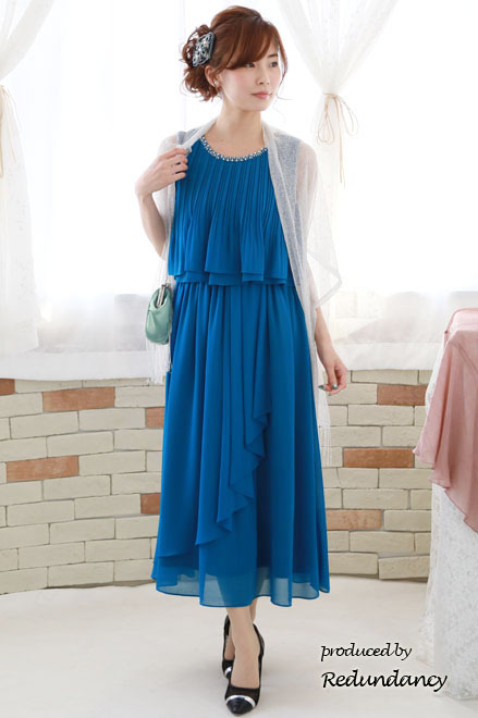 ブルーのビジュー付きプリーツロングドレス