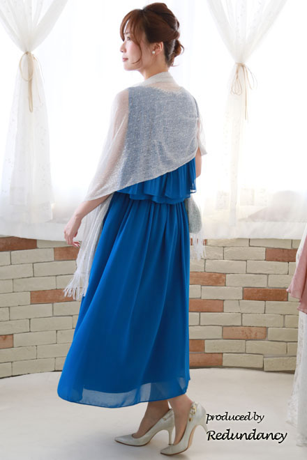 ブルーのビジュー付きプリーツロングドレス