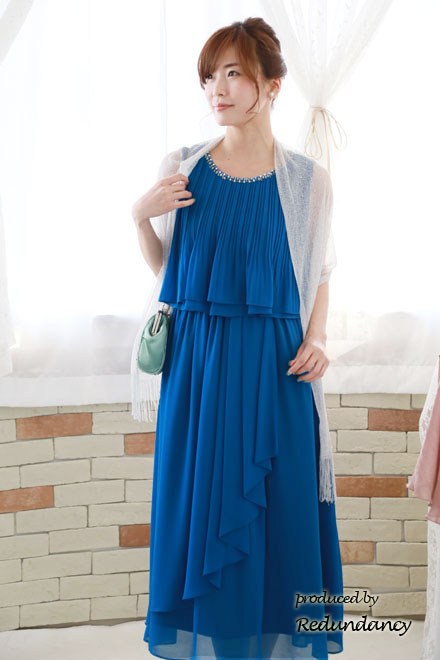 ブルーのビジュー付きプリーツロングドレス