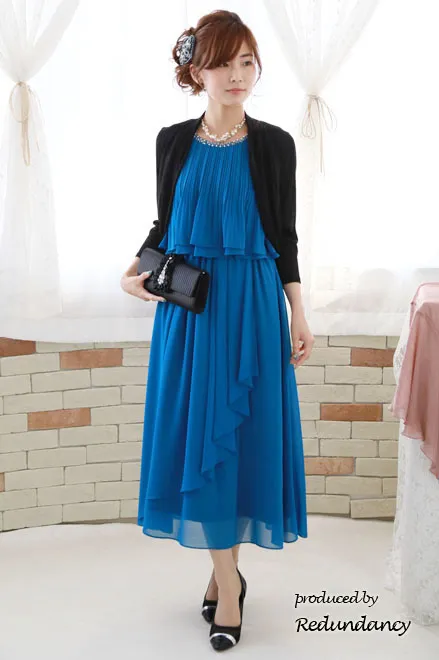 ブルーのビジュー付きプリーツロングドレス