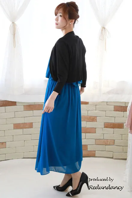 ブルーのビジュー付きプリーツロングドレス