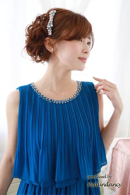 ブルーのビジュー付きプリーツロングドレス