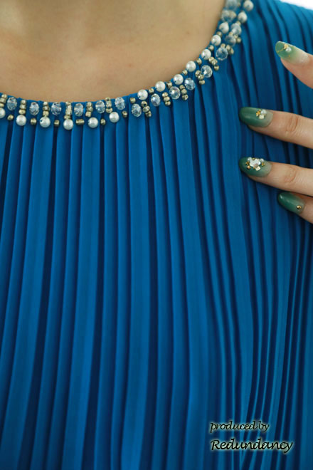 ブルーのビジュー付きプリーツロングドレス