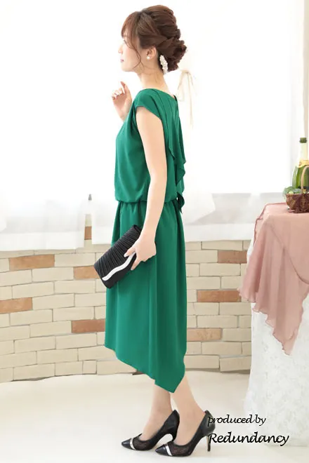 ビビッドグリーンのビジュー付きアシンメトリードレス