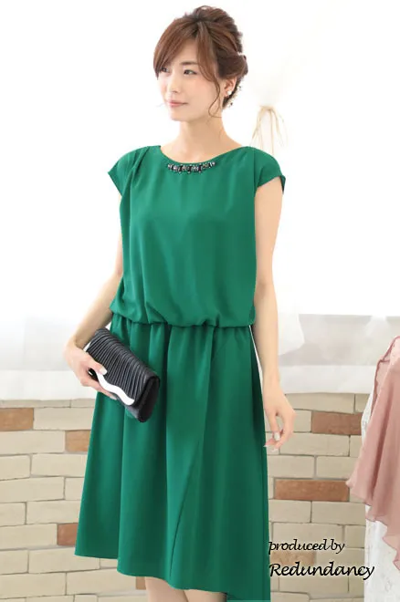 ビビッドグリーンのビジュー付きアシンメトリードレス