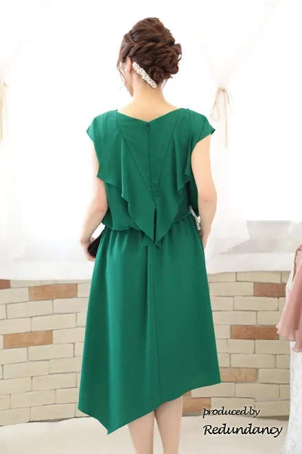 ビビッドグリーンのビジュー付きアシンメトリードレス