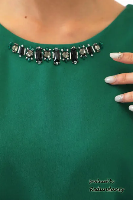 ビビッドグリーンのビジュー付きアシンメトリードレス