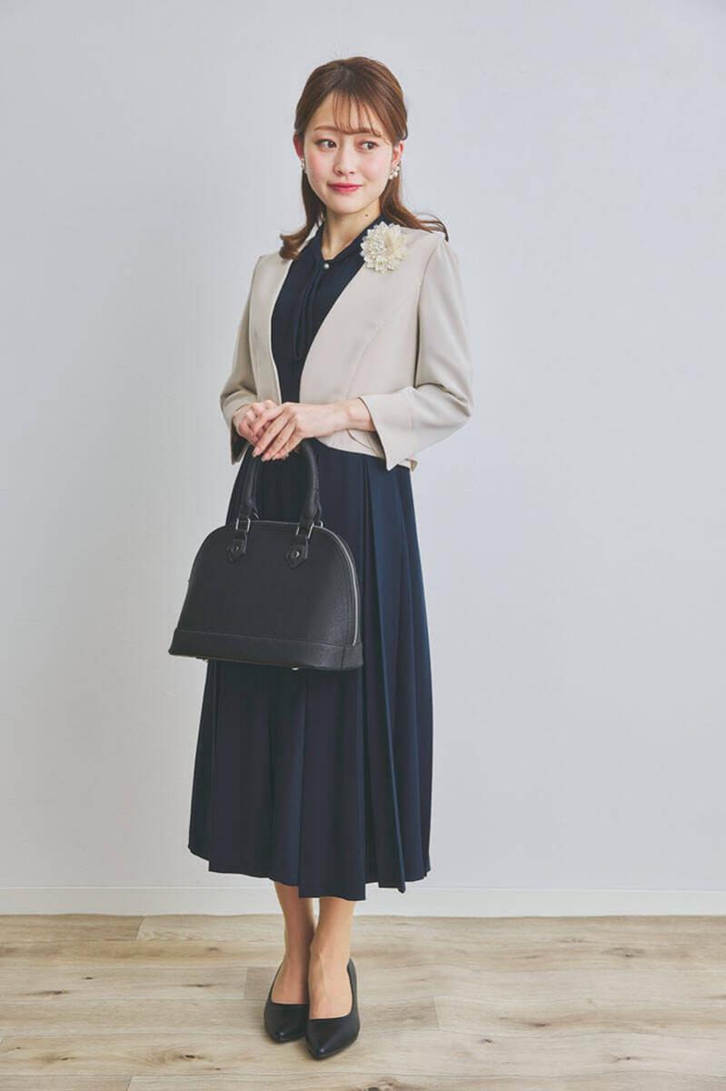 ネイビーのボウタイ付ボックスプリーツワンピース