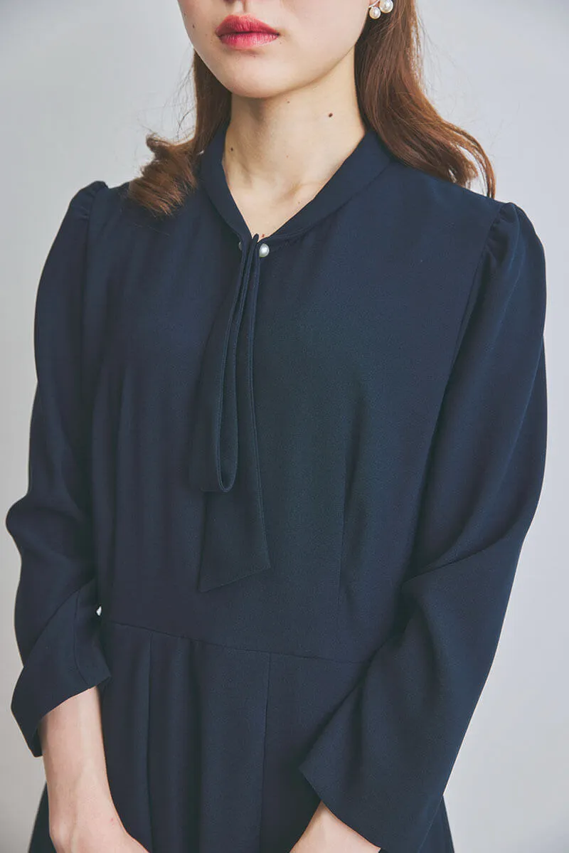 ネイビーのボウタイ付ボックスプリーツワンピース