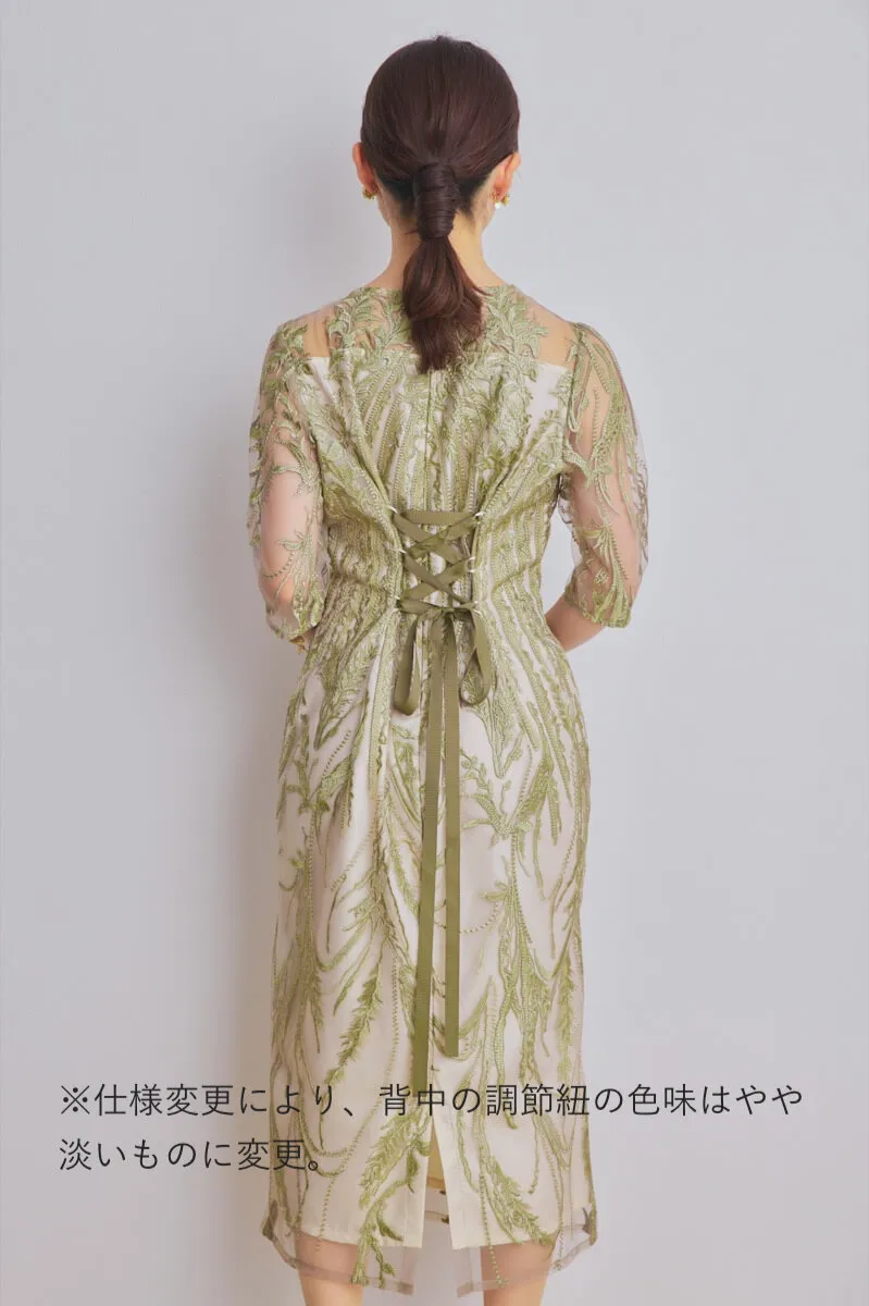 ライトグリーンのボタニカル刺繍ドレス