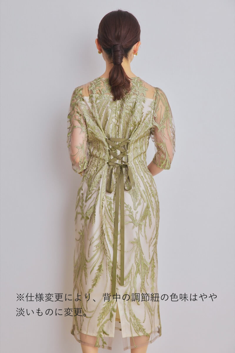 ライトグリーンのボタニカル刺繍ドレス