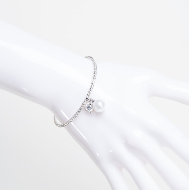 シルバーのパールとビジュー付バングル