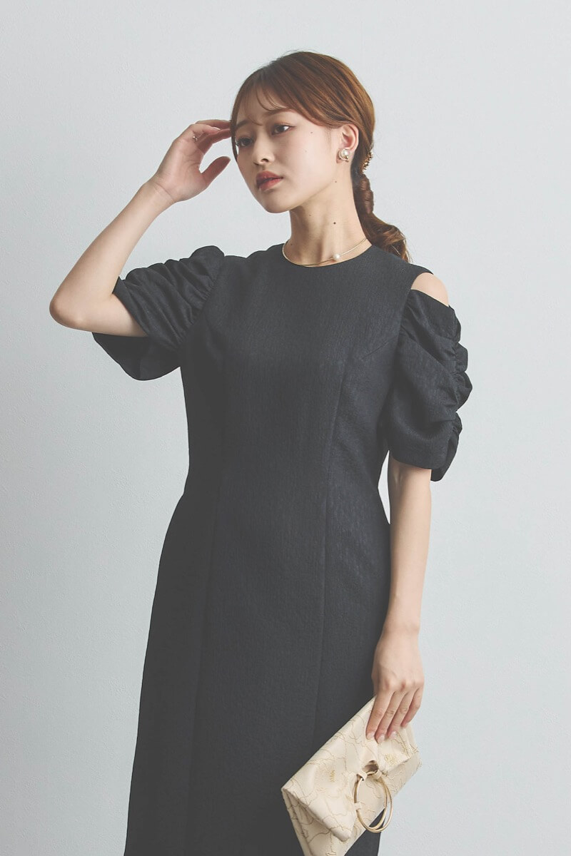 ブラックのオープンショルダージャガードドレス