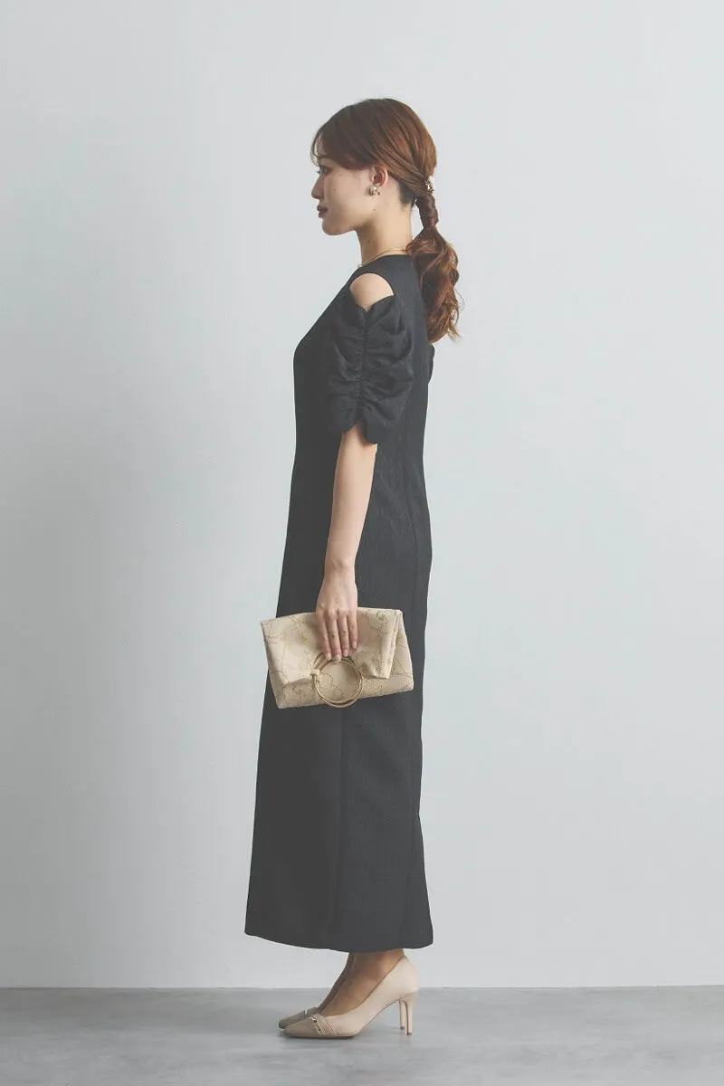 ブラックのオープンショルダージャガードドレス