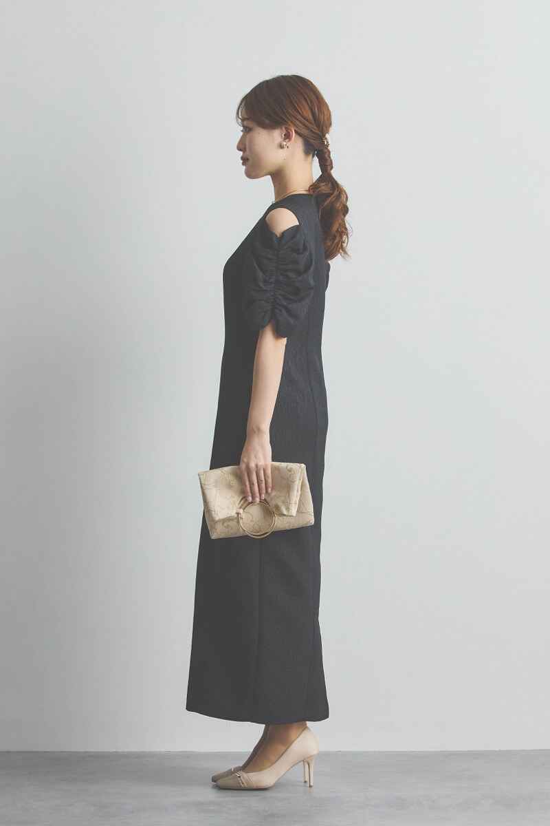 ブラックのオープンショルダージャガードドレス