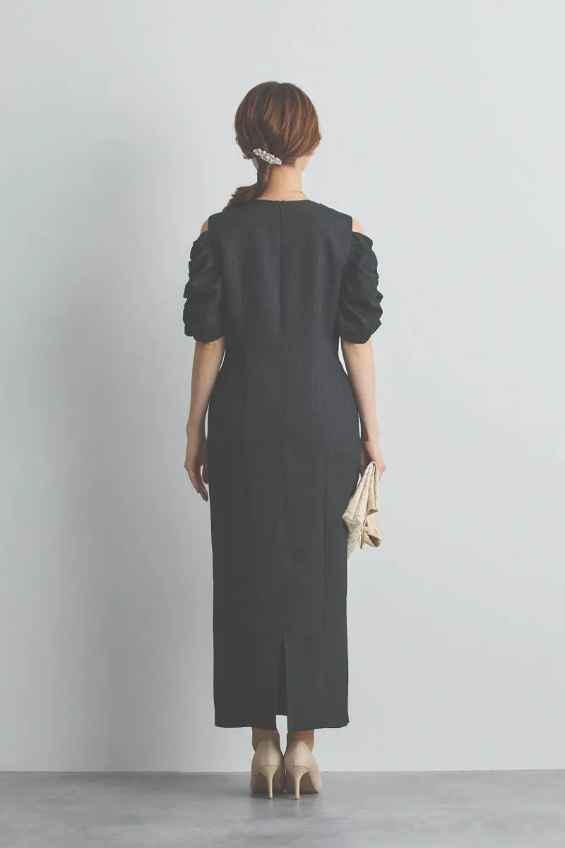 ブラックのオープンショルダージャガードドレス