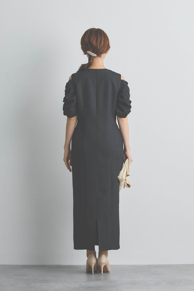 ブラックのオープンショルダージャガードドレス