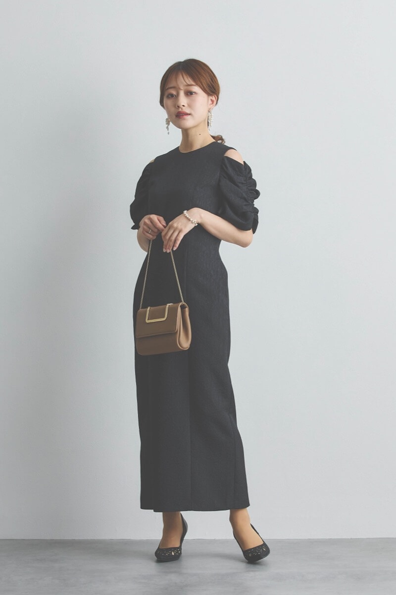 ブラックのオープンショルダージャガードドレス