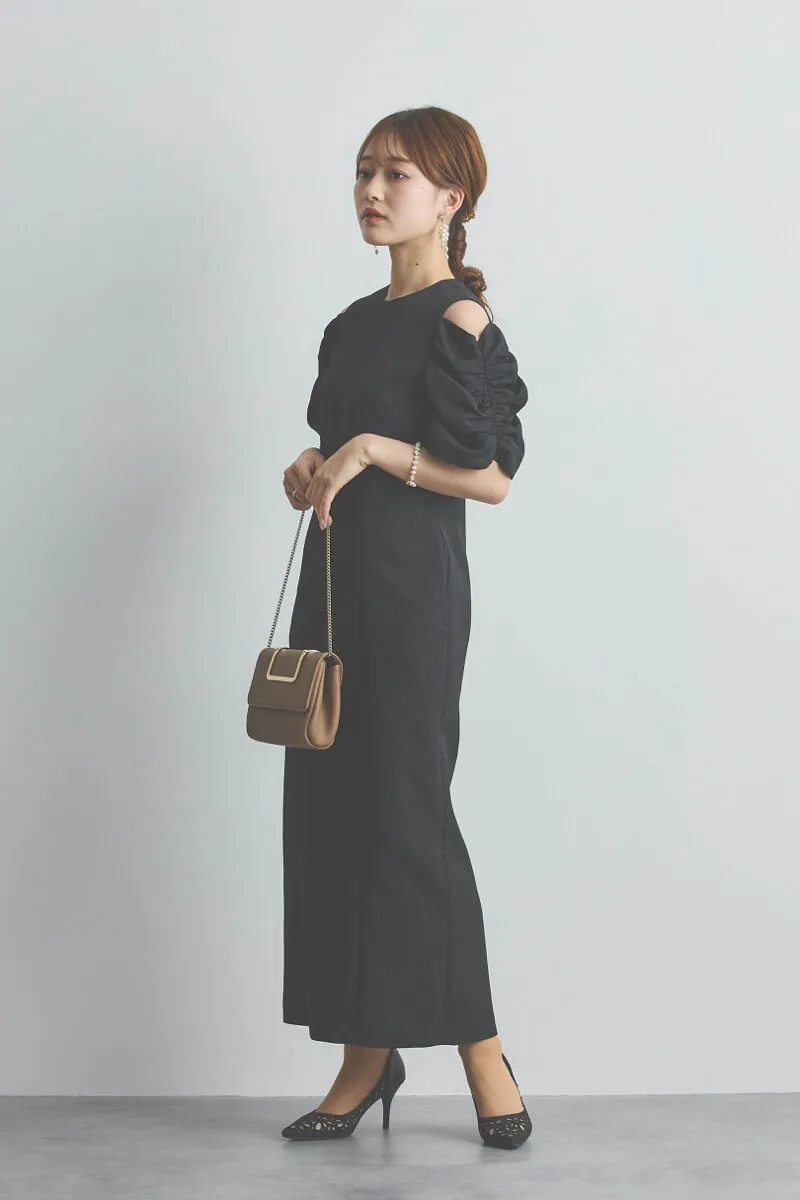 ブラックのオープンショルダージャガードドレス