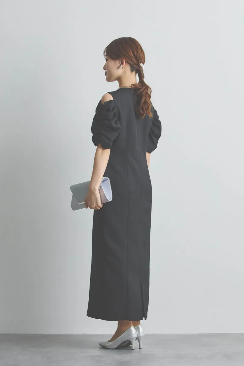 ブラックのオープンショルダージャガードドレス