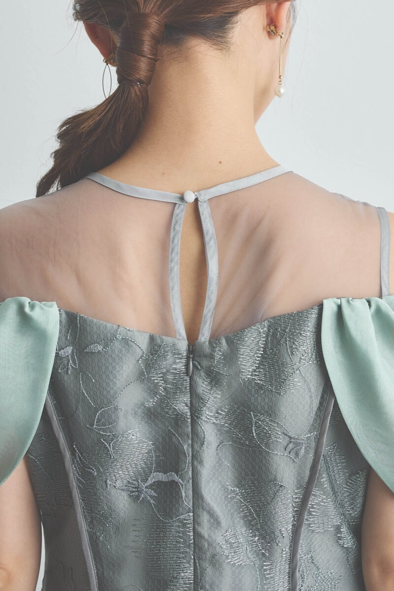 ミントのフラワーエンブロイダリーオフショルドレス