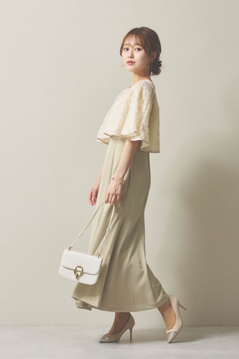 ライトベージュのケープレイヤードベアドレス