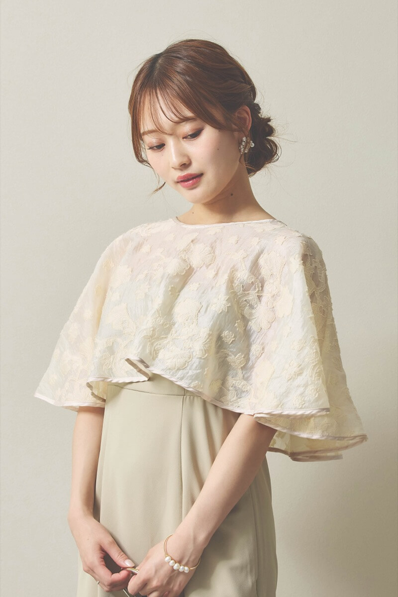 ライトベージュのケープレイヤードベアドレス