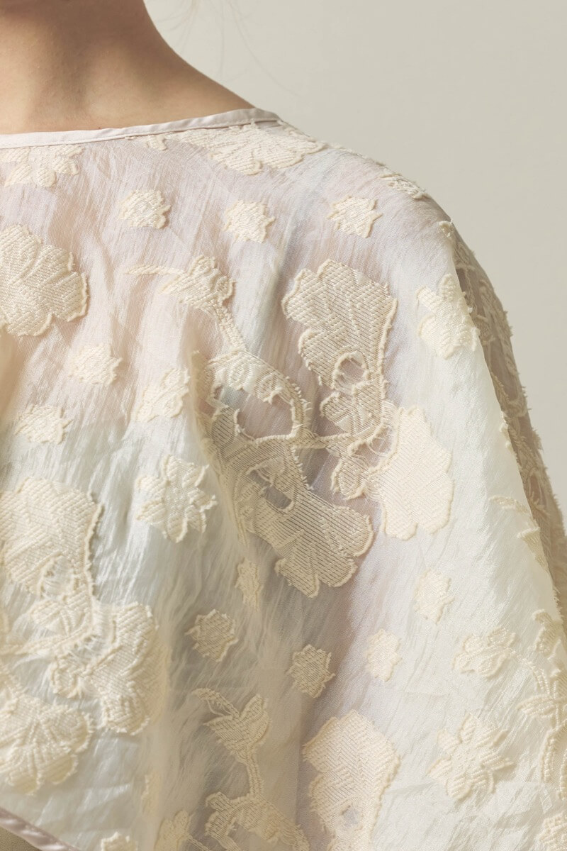 ライトベージュのケープレイヤードベアドレス