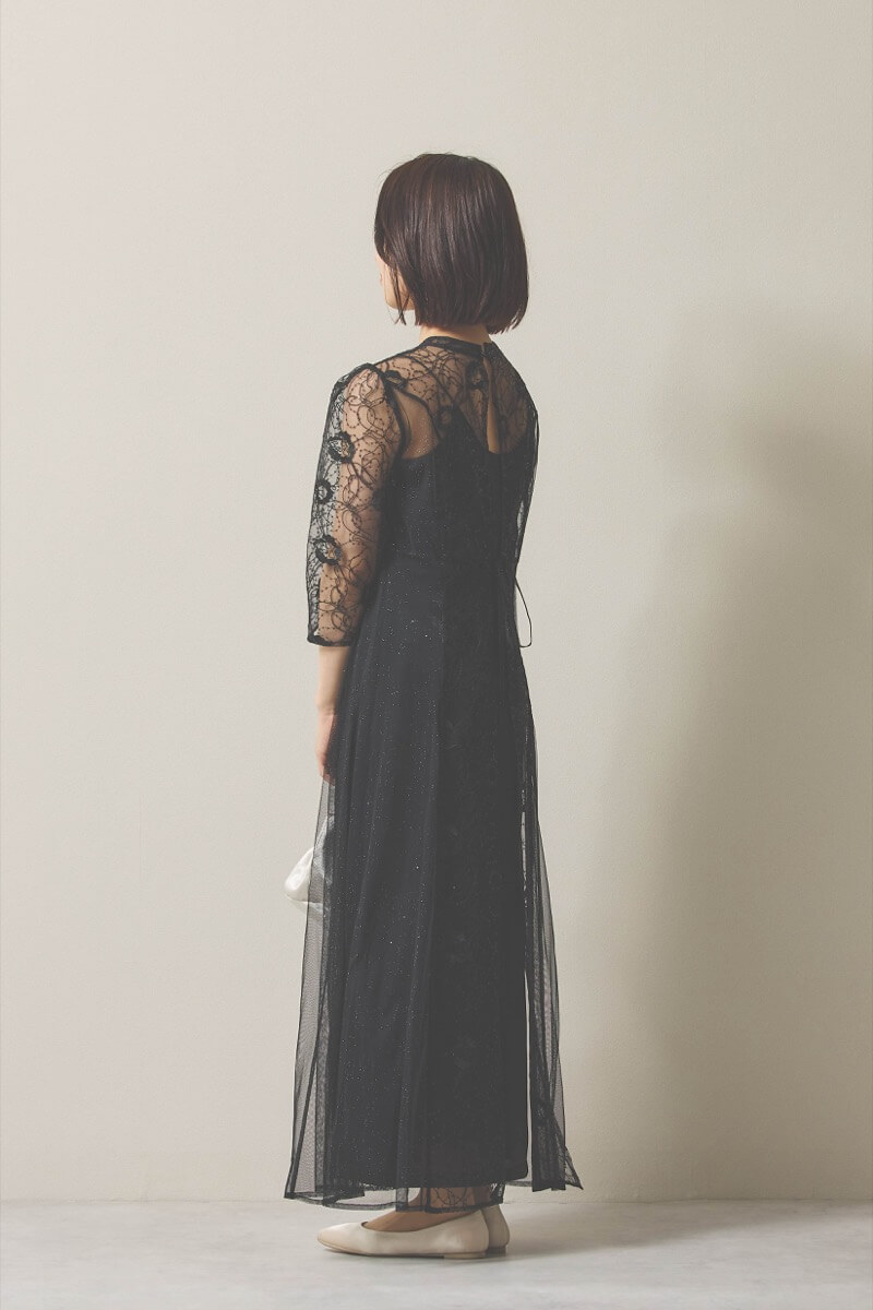 ブラックのシャイニーコードレースドレス