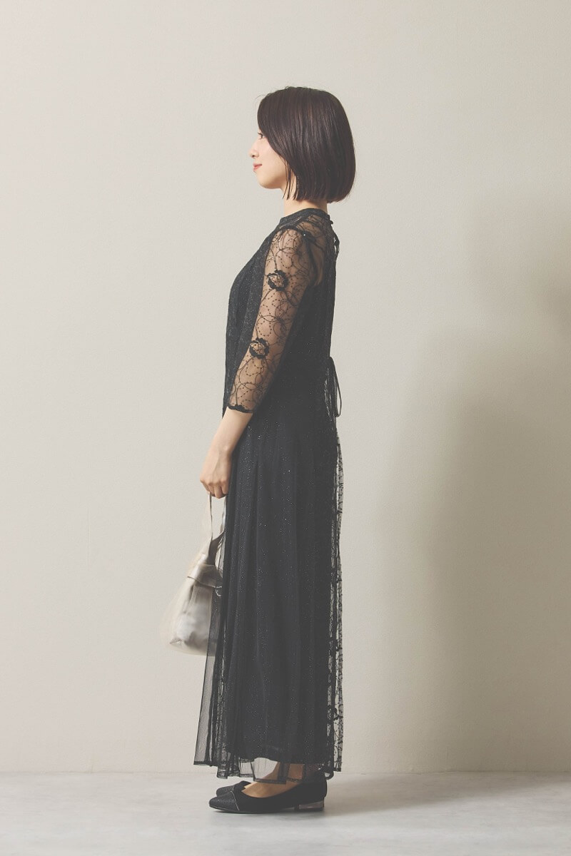 ブラックのシャイニーコードレースドレス