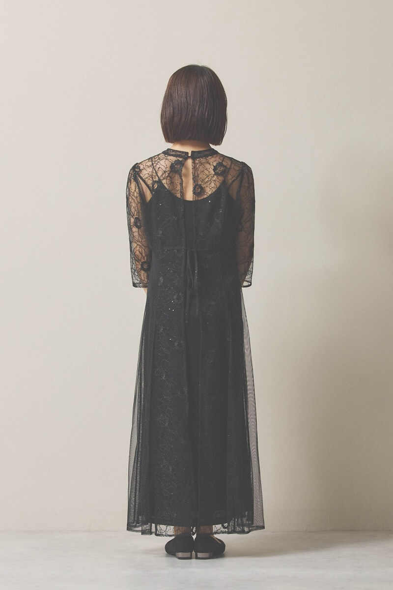 ブラックのシャイニーコードレースドレス