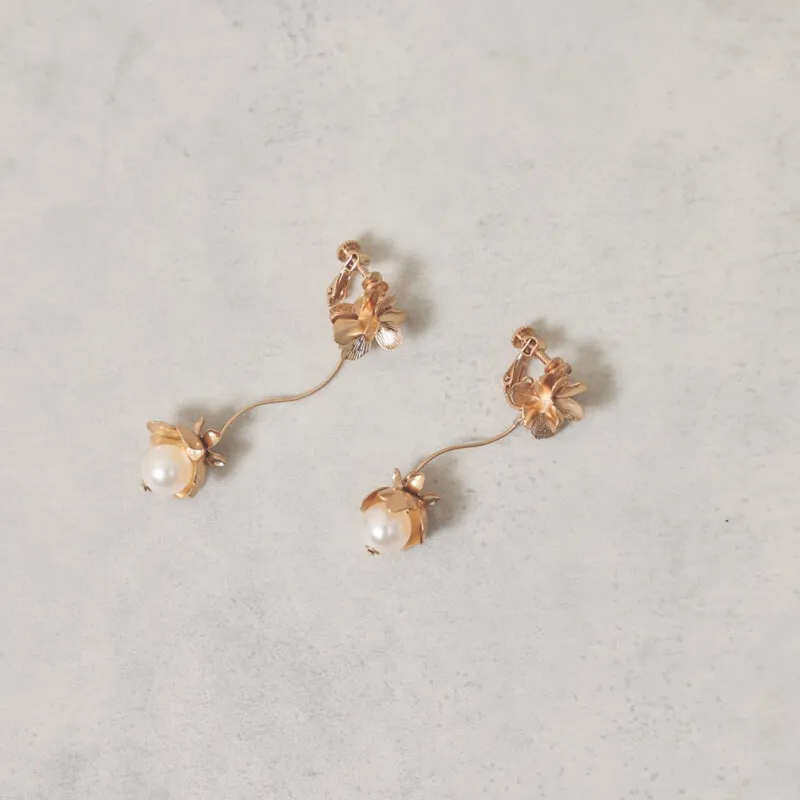 ピンクゴールドのメタルフラワーイヤリング