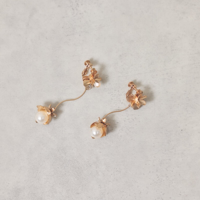 ピンクゴールドのメタルフラワーイヤリング