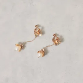 ピンクゴールドのメタルフラワーイヤリング