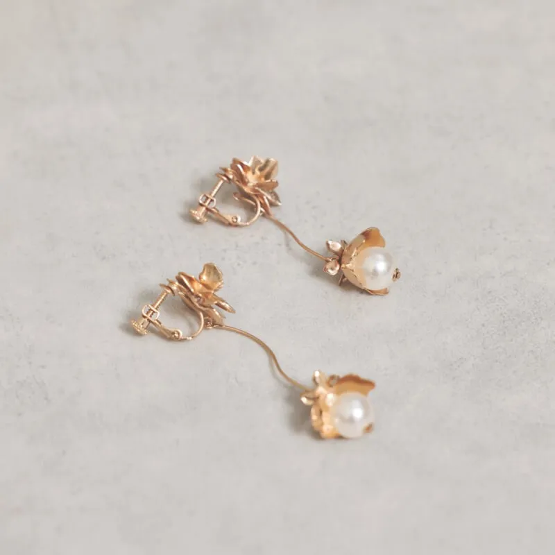ピンクゴールドのメタルフラワーイヤリング