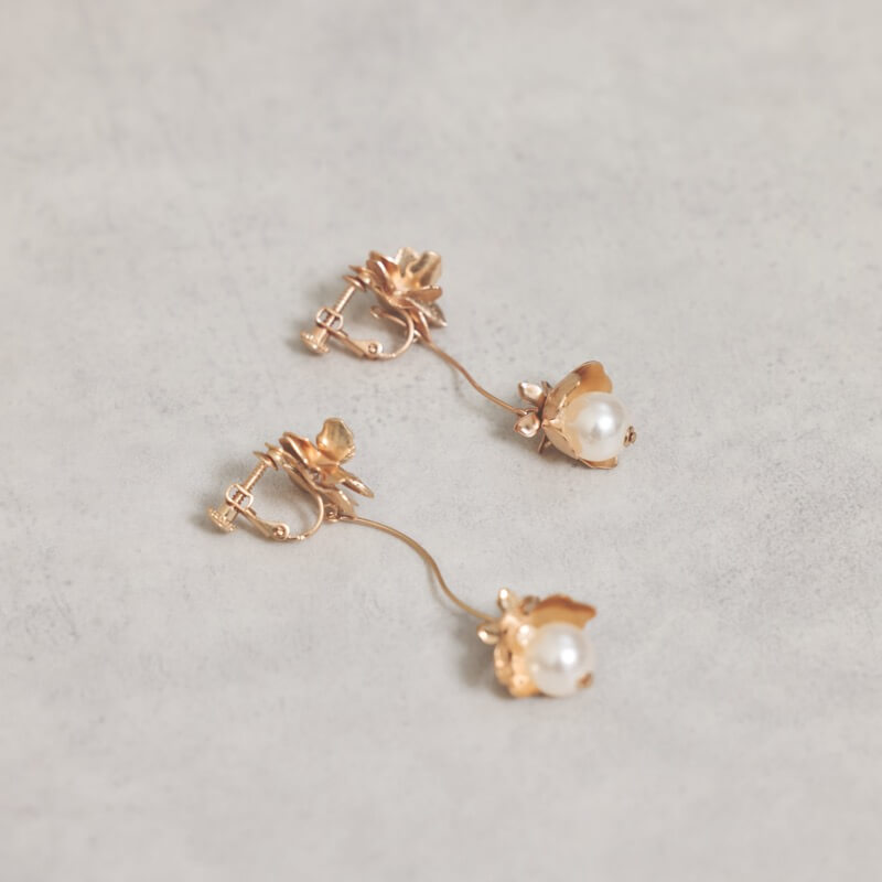 ピンクゴールドのメタルフラワーイヤリング