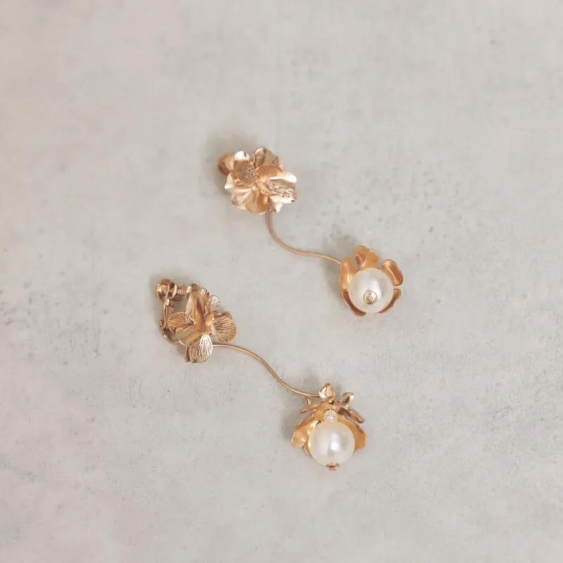 ピンクゴールドのメタルフラワーイヤリング
