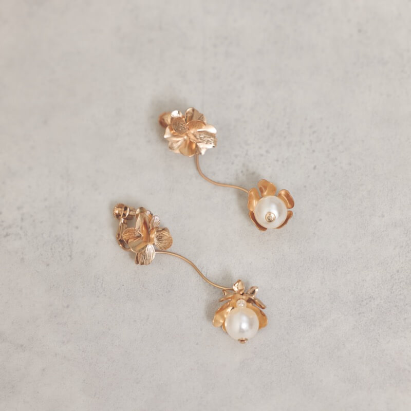 ピンクゴールドのメタルフラワーイヤリング