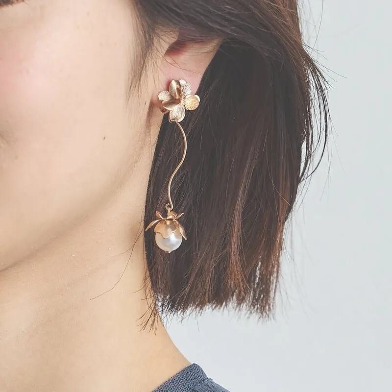 ピンクゴールドのメタルフラワーイヤリング