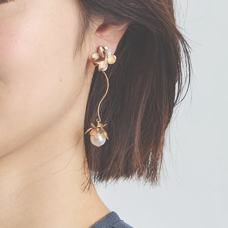 ピンクゴールドのメタルフラワーイヤリング