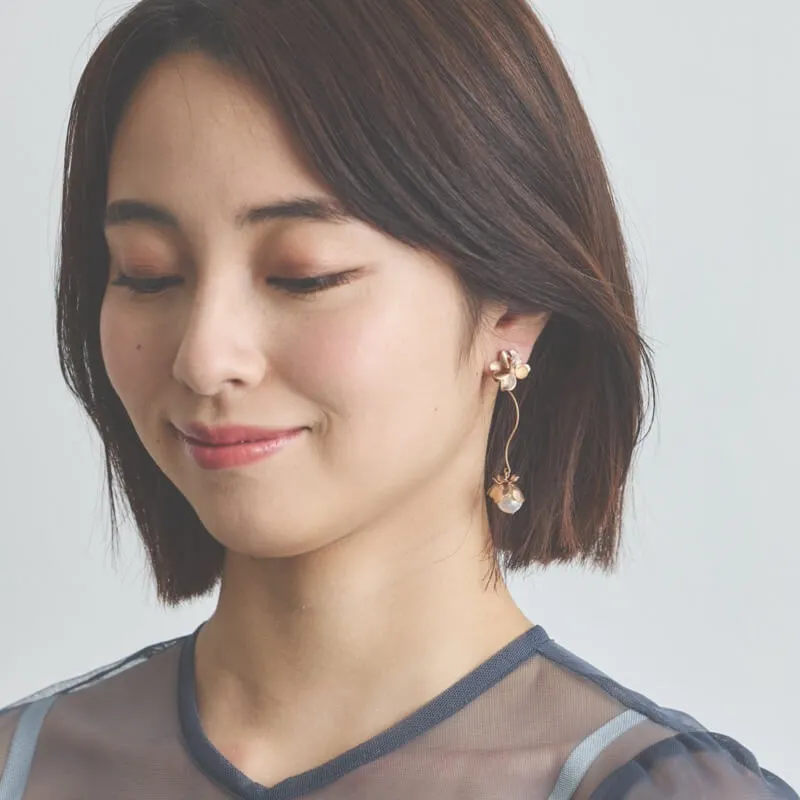 ピンクゴールドのメタルフラワーイヤリング