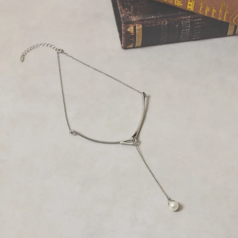 シルバーのYシェイプネックレス