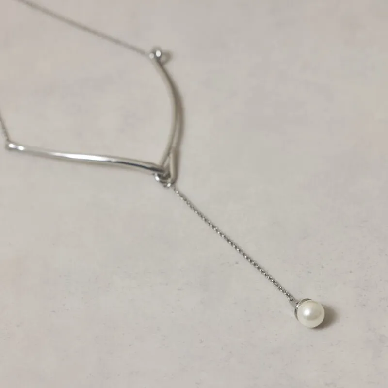 シルバーのYシェイプネックレス