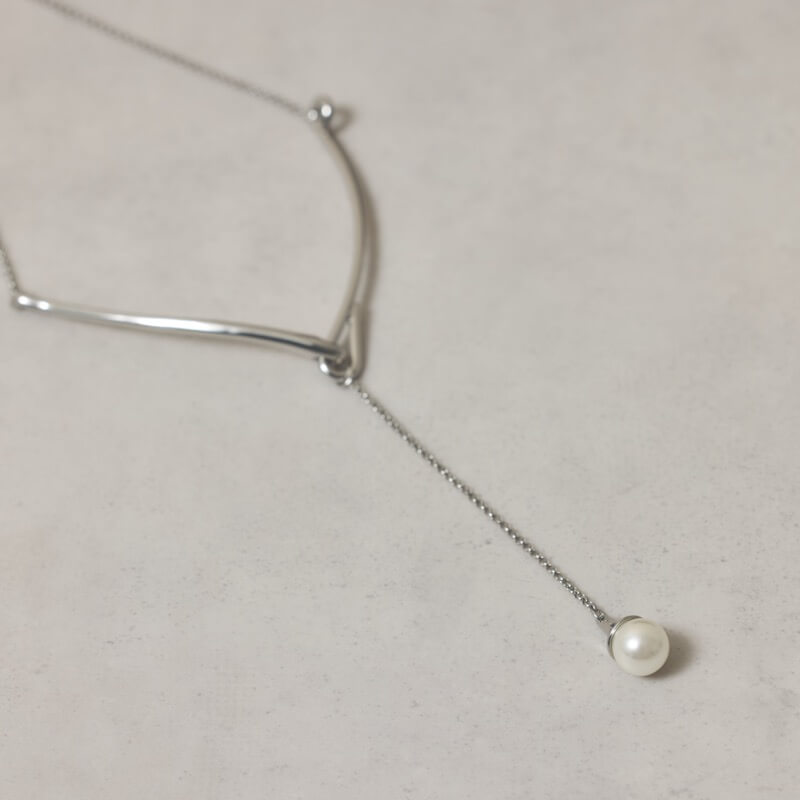 シルバーのYシェイプネックレス