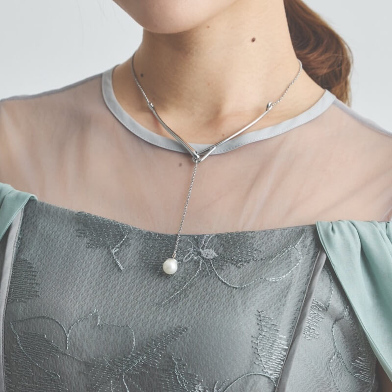 シルバーのYシェイプネックレス