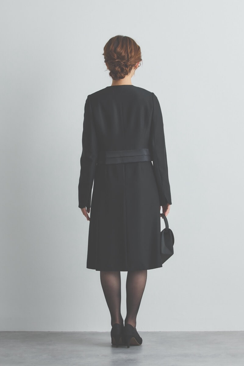 ブラックのエレガントフレア セレモニースーツセット