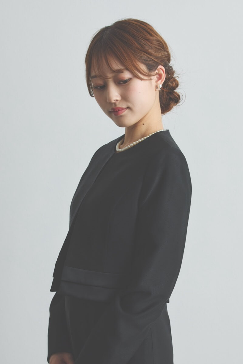 ブラックのエレガントフレア セレモニースーツセット