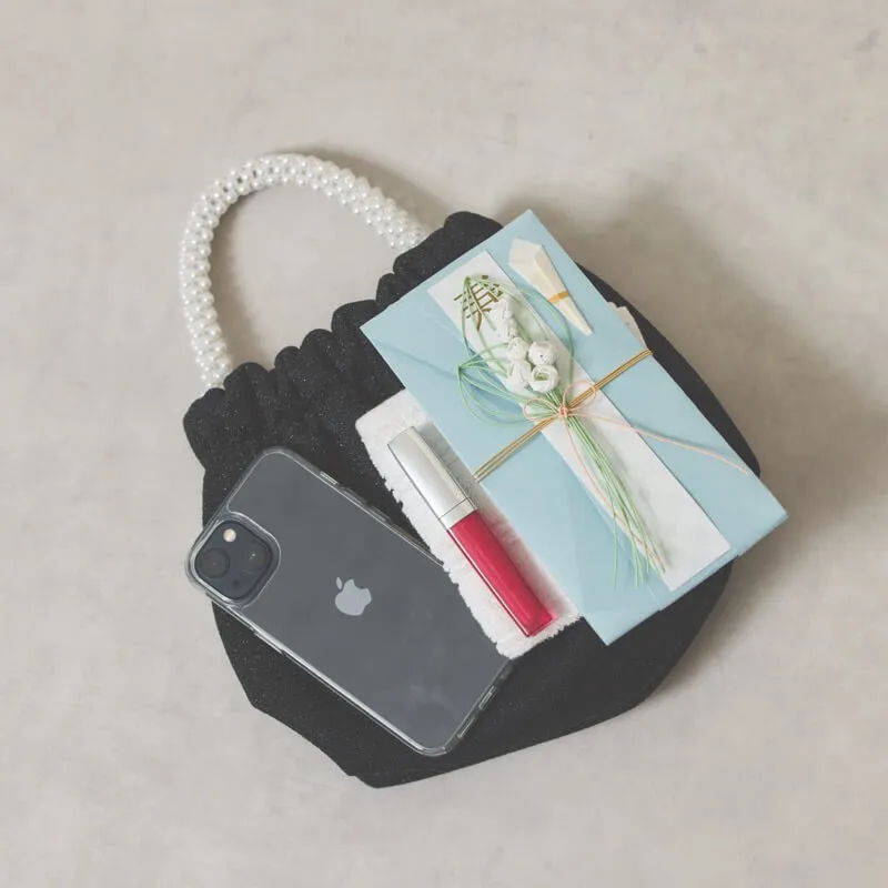 シルバーのパールハンドルバッグ