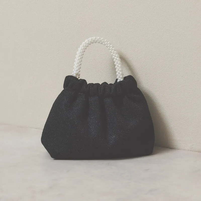 ブラックのパールハンドルバッグ